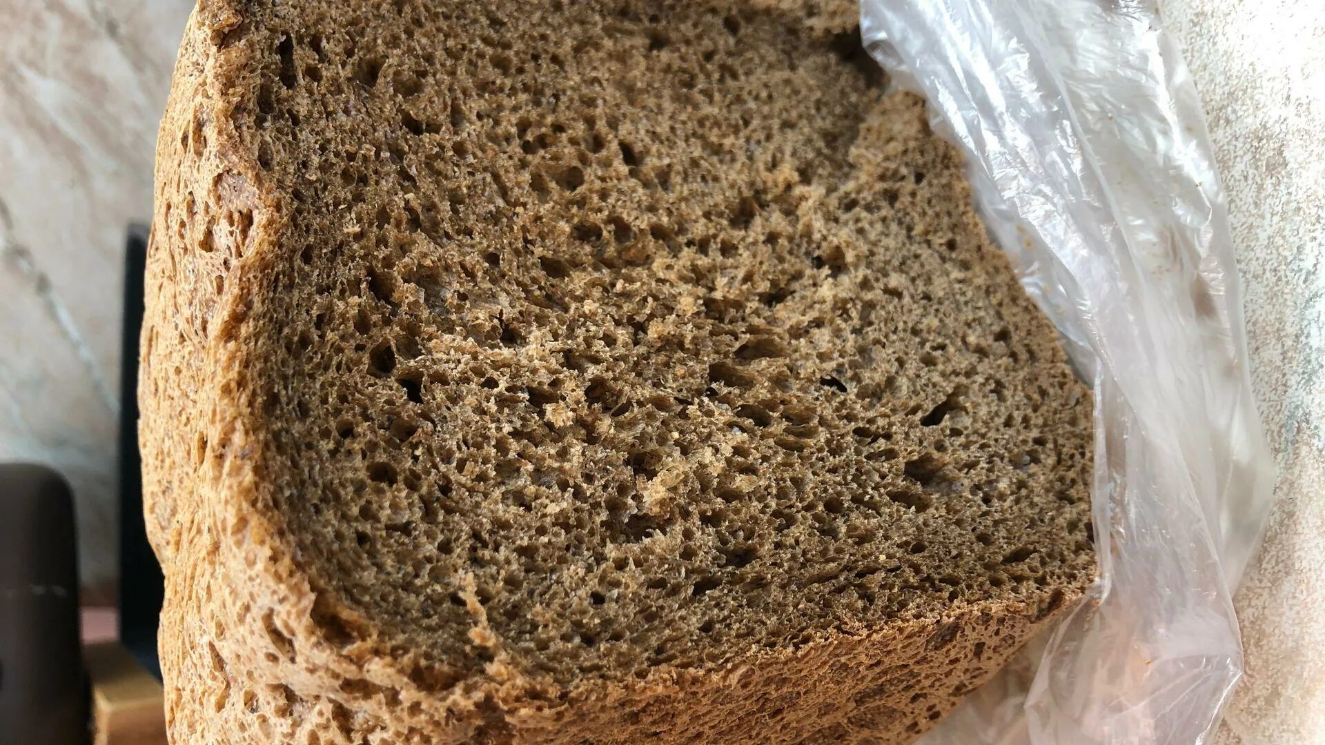 Почему не пропекся хлеб. Серый хлеб. Серый хлеб в хлебопечке. Французский хлеб в хлебопечке. Не пропекается хлеб в хлебопечке.