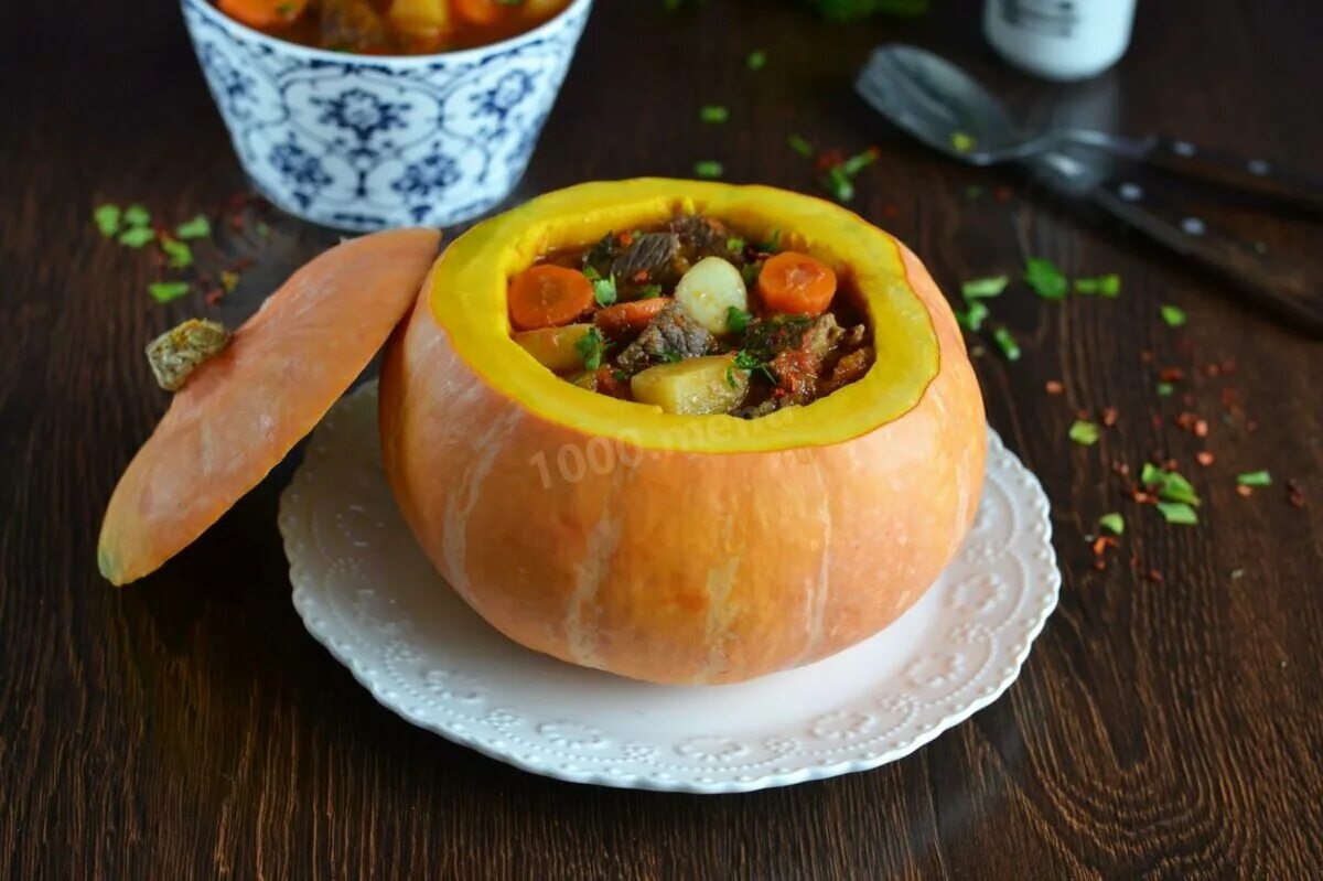 Тыквенный суп в тыкве в духовке. Жаркое в тыкве. тыква с мясом. жаркое в тыкве в духовке. тыква в кулинарии.
