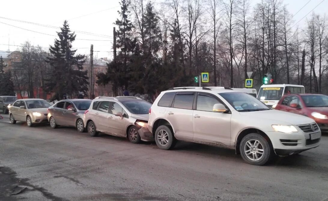 Авария в костромской области лада ларгус. 12. Разъехались после дтп. Дтп на терешковой пенза. Перекресток новокузнецк.