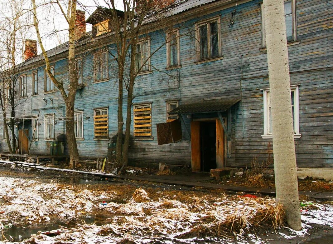 Аварийный жилой фонд переселение. Расселение аварийного дома Березники. Барак расселение ветхое жилье Калуга. Аварийный дом. Ветхое и аварийное жилье.