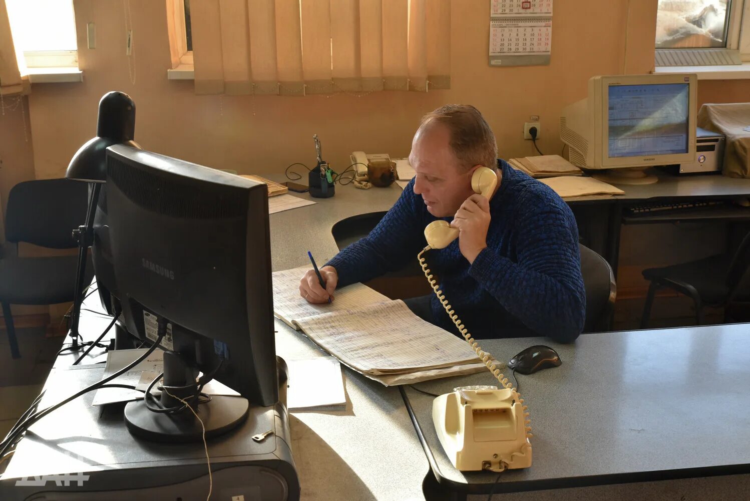 Операторский пульт. Тренировка диспетчерских служб. Горный диспетчер. Пульт управление оператора шахты. Диспетчерская.