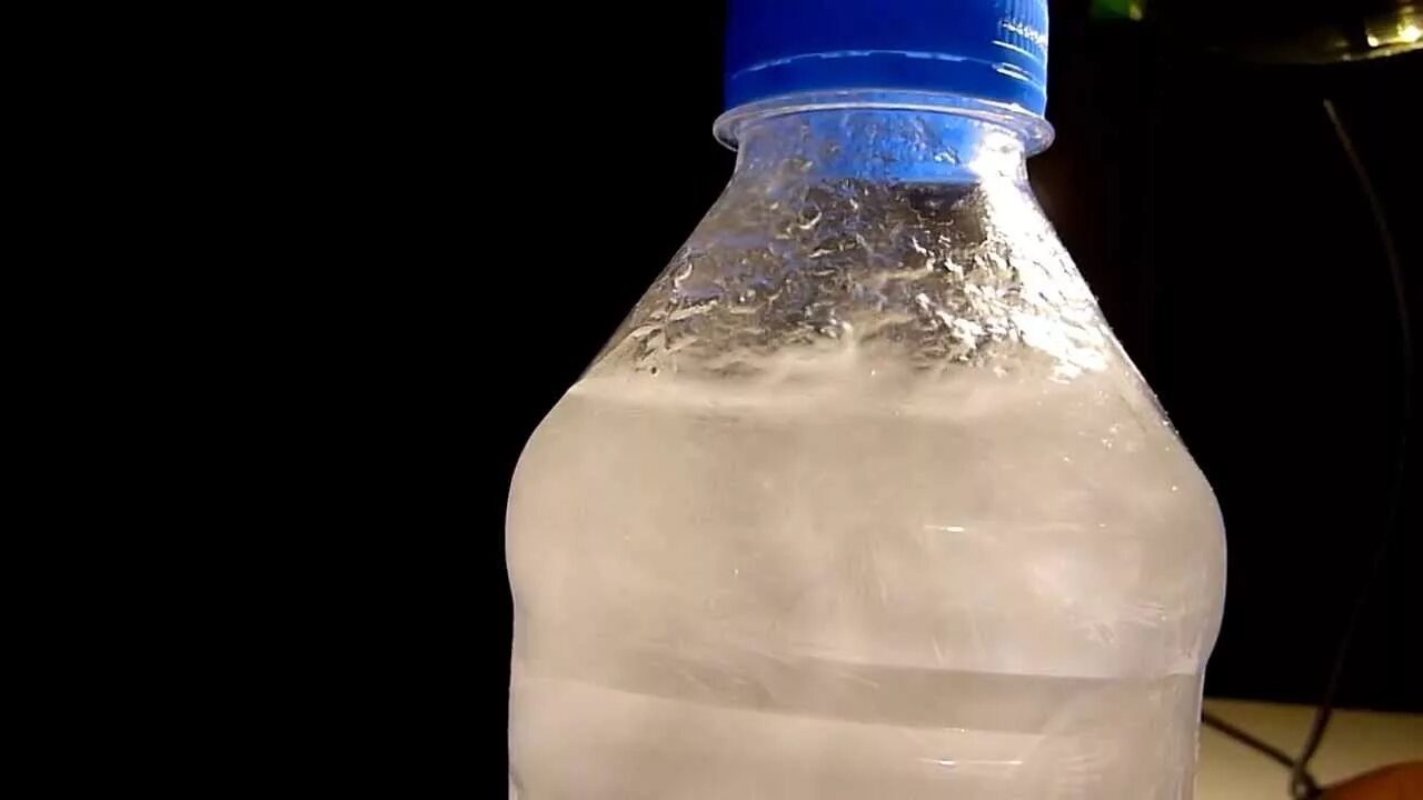 Дистиллированная вода опыты. Бутылка для дистиллированной воды. Замороженная вода в бутылке. Дистиллированная вода замерзает. Кристаллизация воды в бутылке.