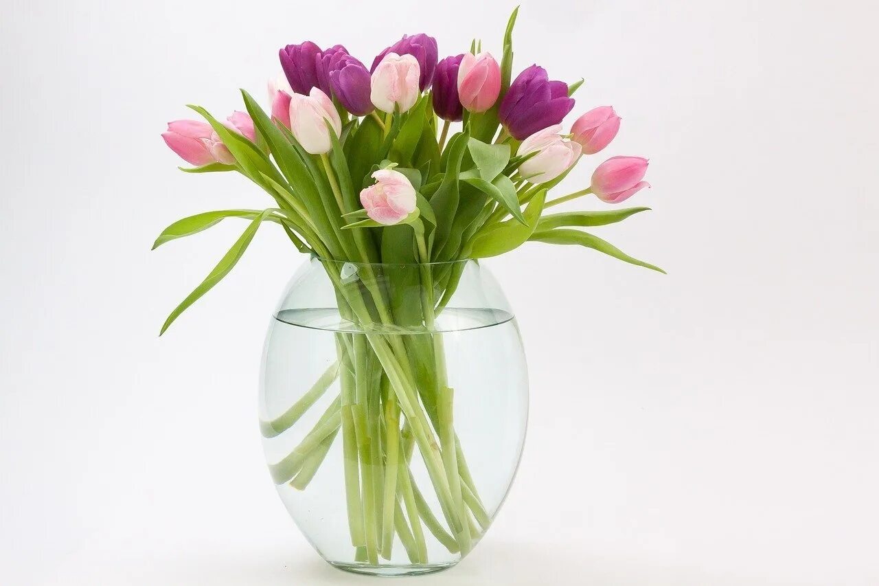 Букет тюльпанов композиция. Весенние цветы v vaze. Цветы в прозрачной вазе. Ваза с тюльпанами. Красивый букет в вазе.