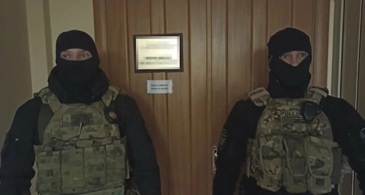 обыски аресты. оперуполномоченный фсо. полицейский заслон. обыски аресты. арест белозерцева пенза губернатора.