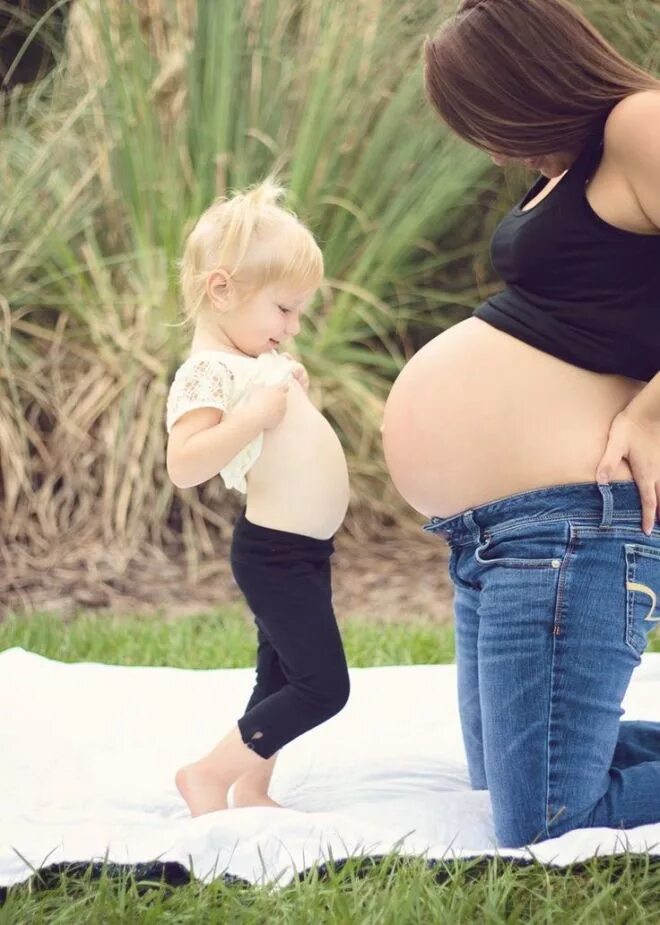 вторая беременность. настоящих беременных детей. беременная фотосессия с рибонк. беременные женщины с детьми. беременность ребенок.