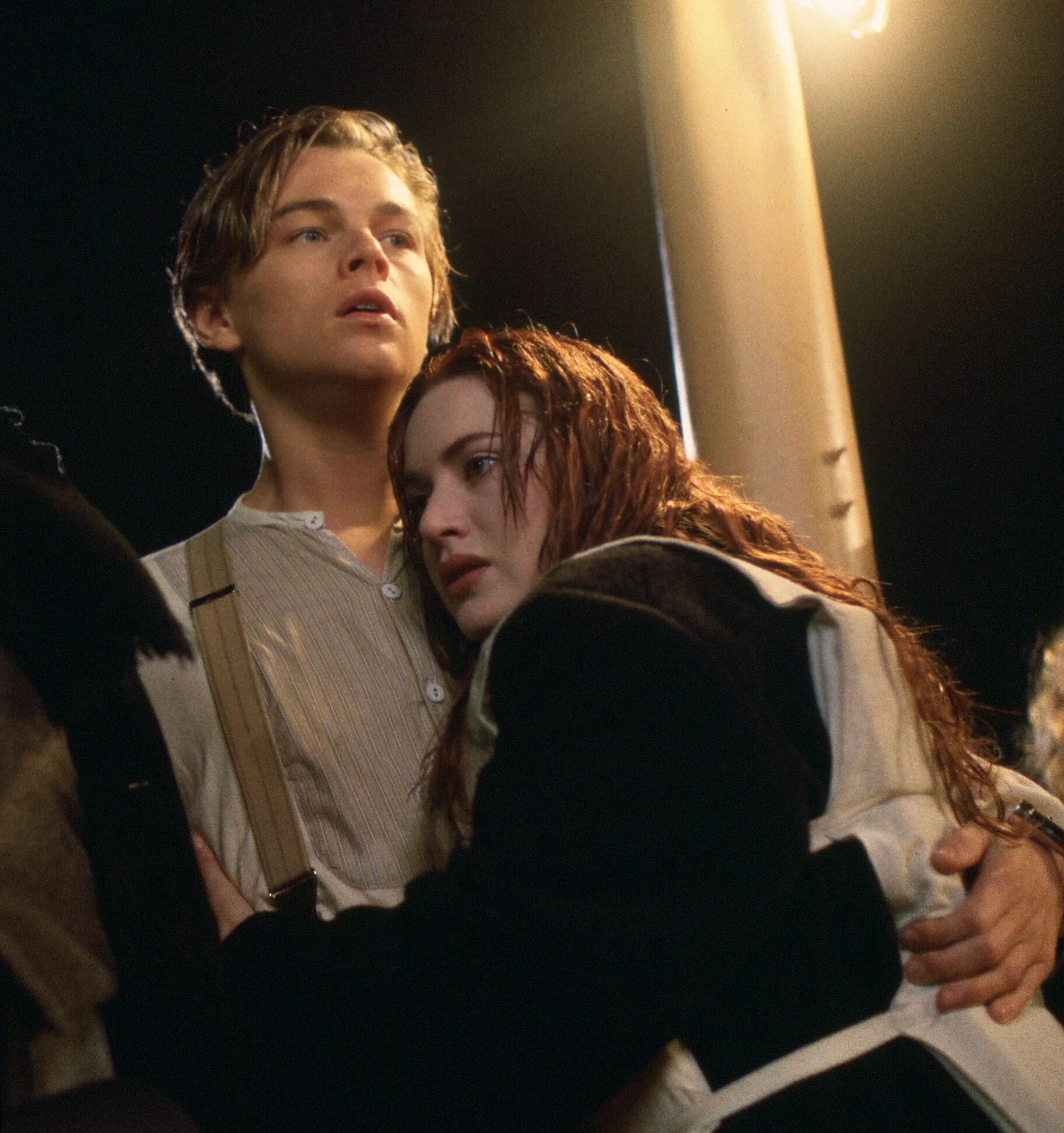 Jack and rose. Кейт уинслет 1997 титаник. Роуз и джек на двери отломала. Jack and rose. Jack and rose.