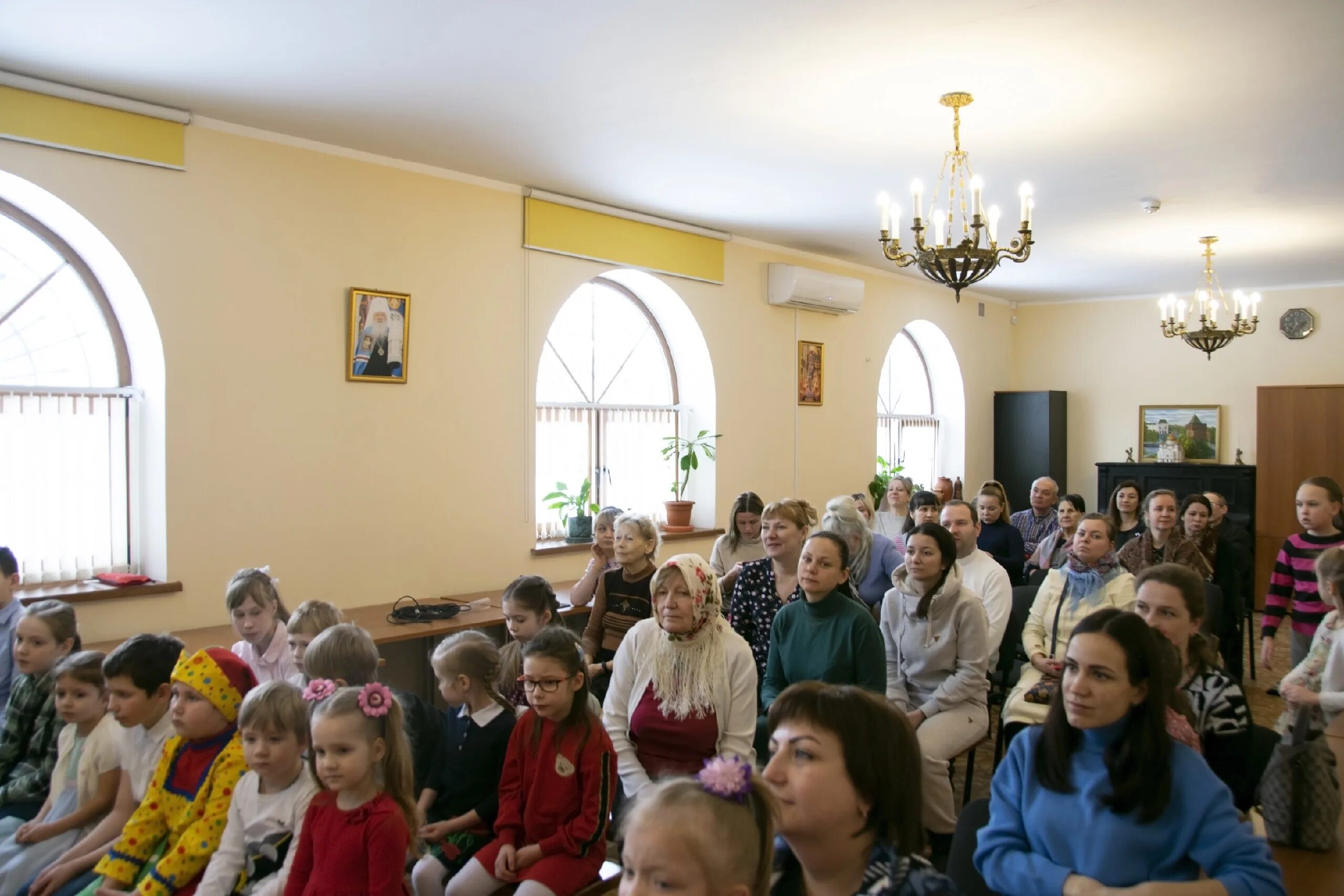 Масленица георгиевск. Дети в церкви. Масленица храм. Масленица в Истре. Священник и дети.