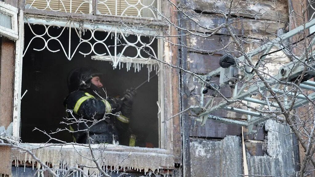 Сгоревший дом. Пожар бараков в Хабаровске. Пожар деревянного домика. Пожар Гришина Москва бараки. Хабаровск сгорели