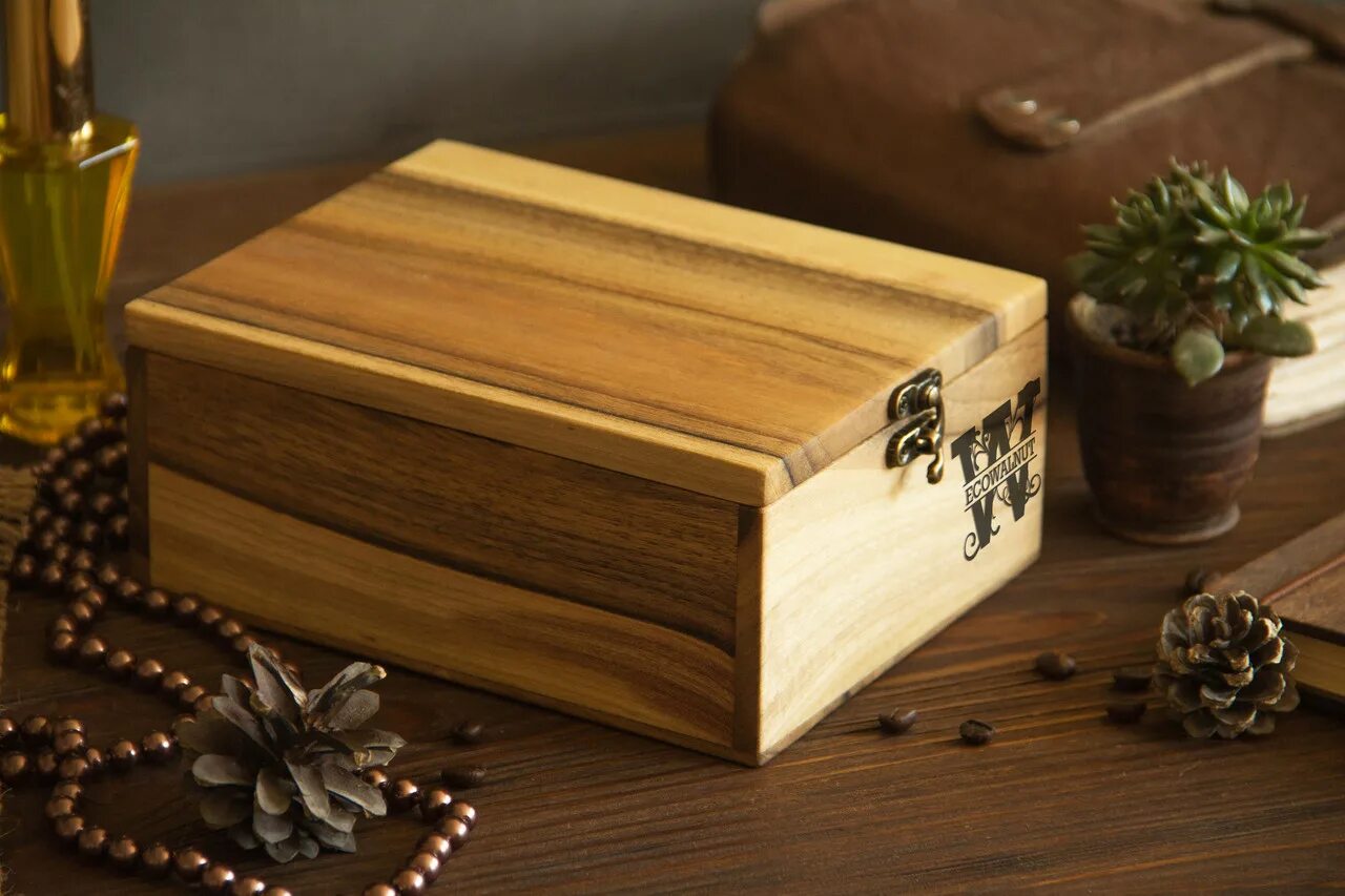 Деревянная коробочка. Упаковка из дерева для подарков. Деревянные коробочки для подарков. Коробка деревянная. Деревянная коробка для подарка.