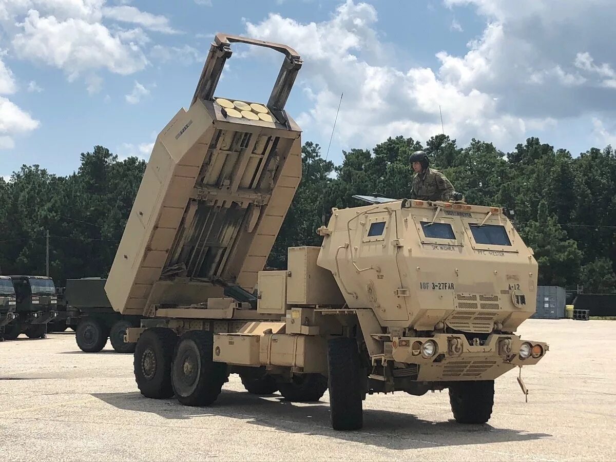 Установка хаймерс. M142 HIMARS. РСЗО m142 HIMARS. M142 HIMARS реактивные системы залпового огня. M142 HIMARS США.