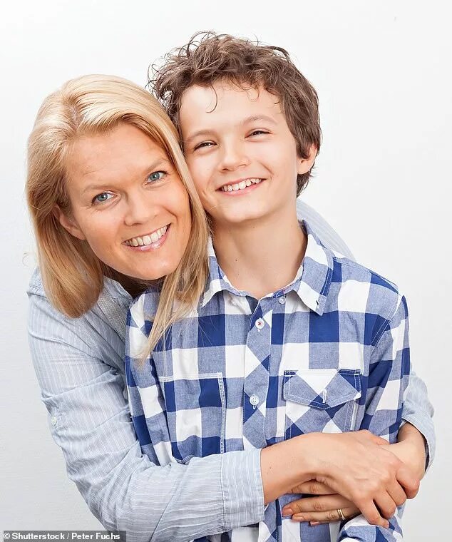 Обнимает ребенка. Children boy and mother. Мама обнимает ребенка для детей. Женщина с сыном. Children boy and mother.