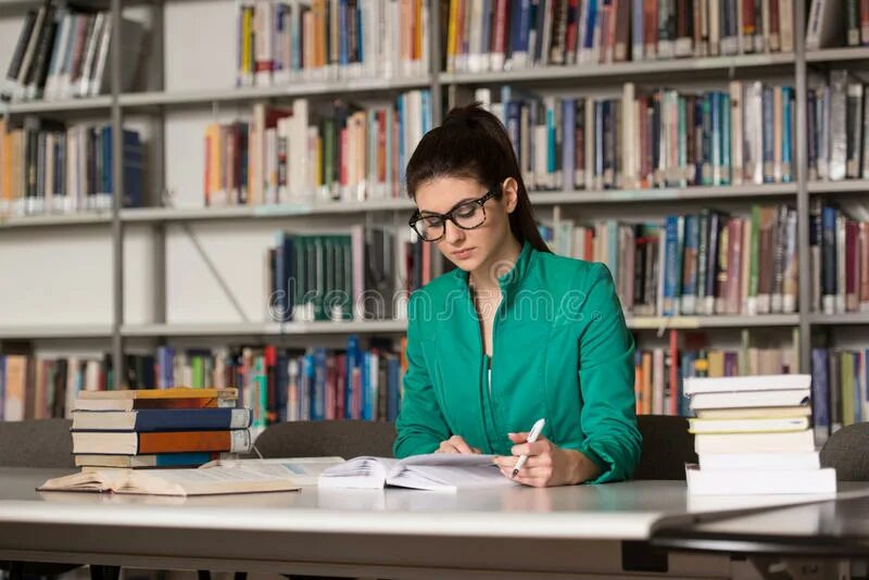 Молодой студент читает в библиотеке. Толстая студентка в библиотеке. Student self study photo. Студент сидит в архиве.