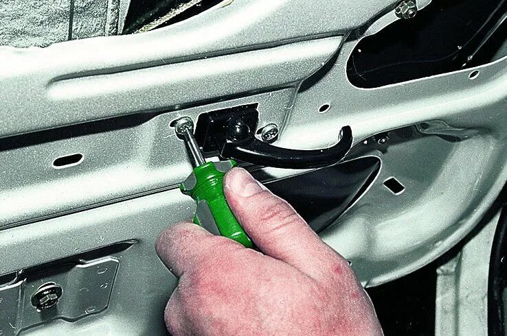 Болты внутренней ручки двери ваз 2107. Замок ваз 2108 на 2107. Крепеж замка двери ваз 2107. Замок от передней двери ваз 2107. Замок от передней двери ваз 2107.