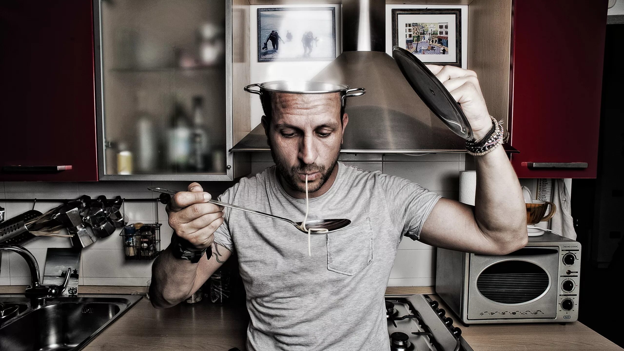 Повар прикол. Мужчина на кухне. Повар. Шарж повар. Повар на кухне.