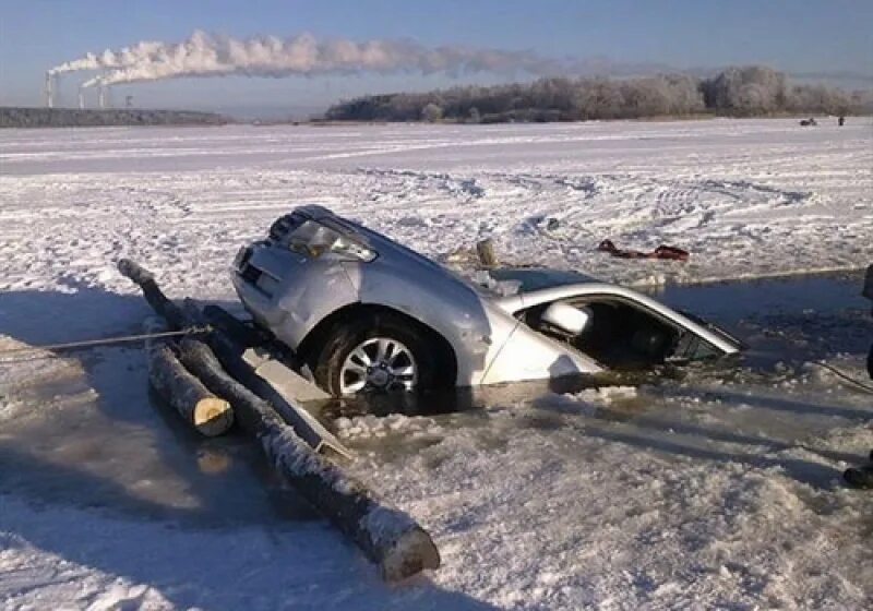 Авто под лед. Автомобиль провалился под лед. Утопленные машины на зимней рыбалке. Машина провалилась под лед. Машина тонет на льду.