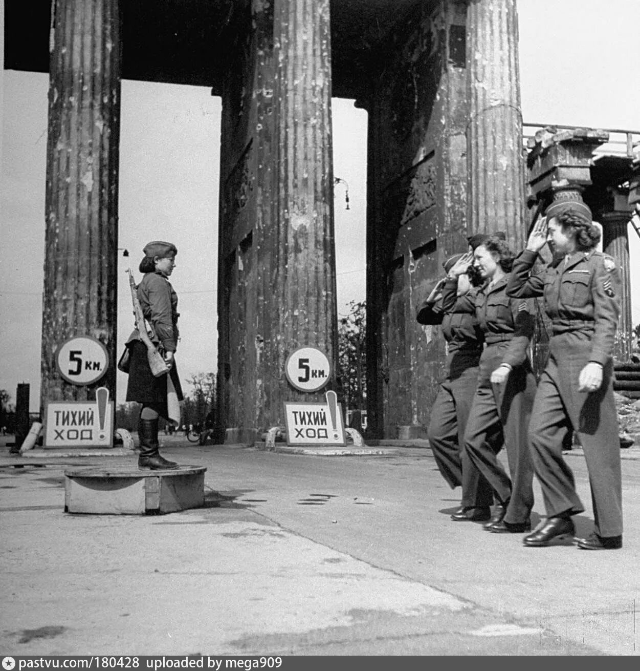 Регулировщица в Берлине 1945. Бранденбургские ворота Берлин 1945. Бранденбургские ворота в Берлине 1945 регулировщица. Девушка регулировщица Берлин 1945 год.