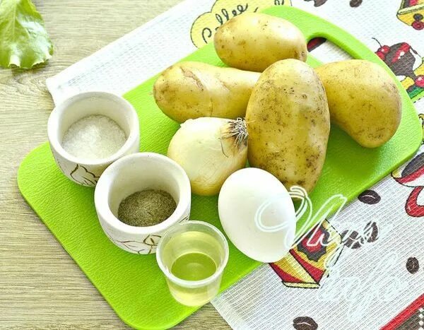 Измельчите клубень сырого картофеля до состояния