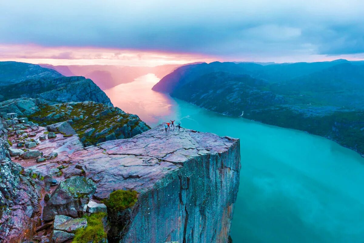 Утес прекестулен норвегия без людей. Ноги над пропастью. Скала троллтунга (норвегия). Ноги горы. Человек висит на скале.