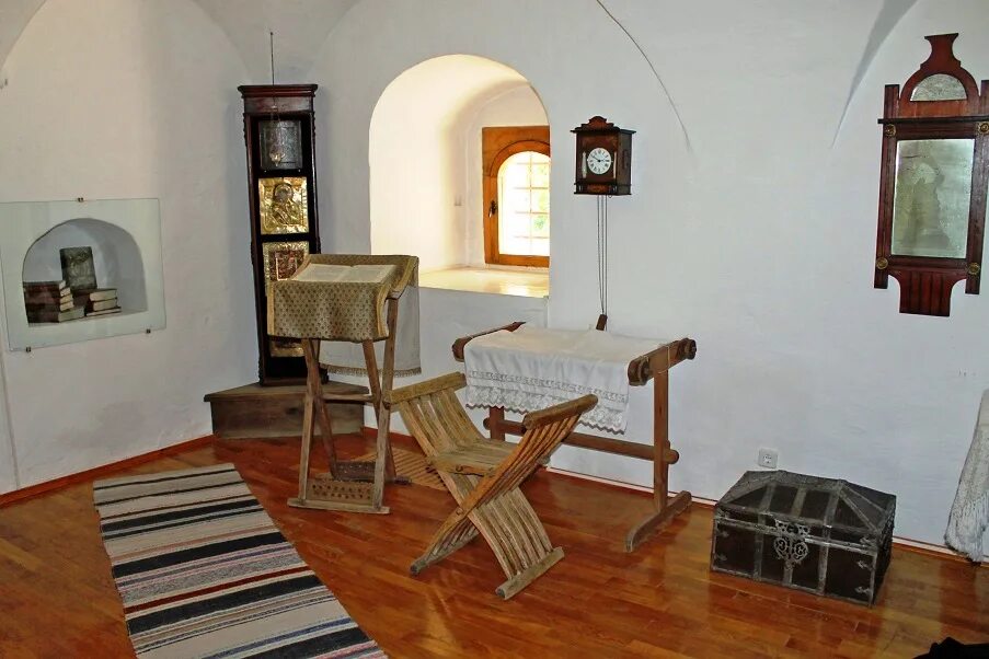 святогорский монастырь келья пушкина. келья монаха. келья монаха в монастыре. келья пимена борис годунов декорации. келья история.