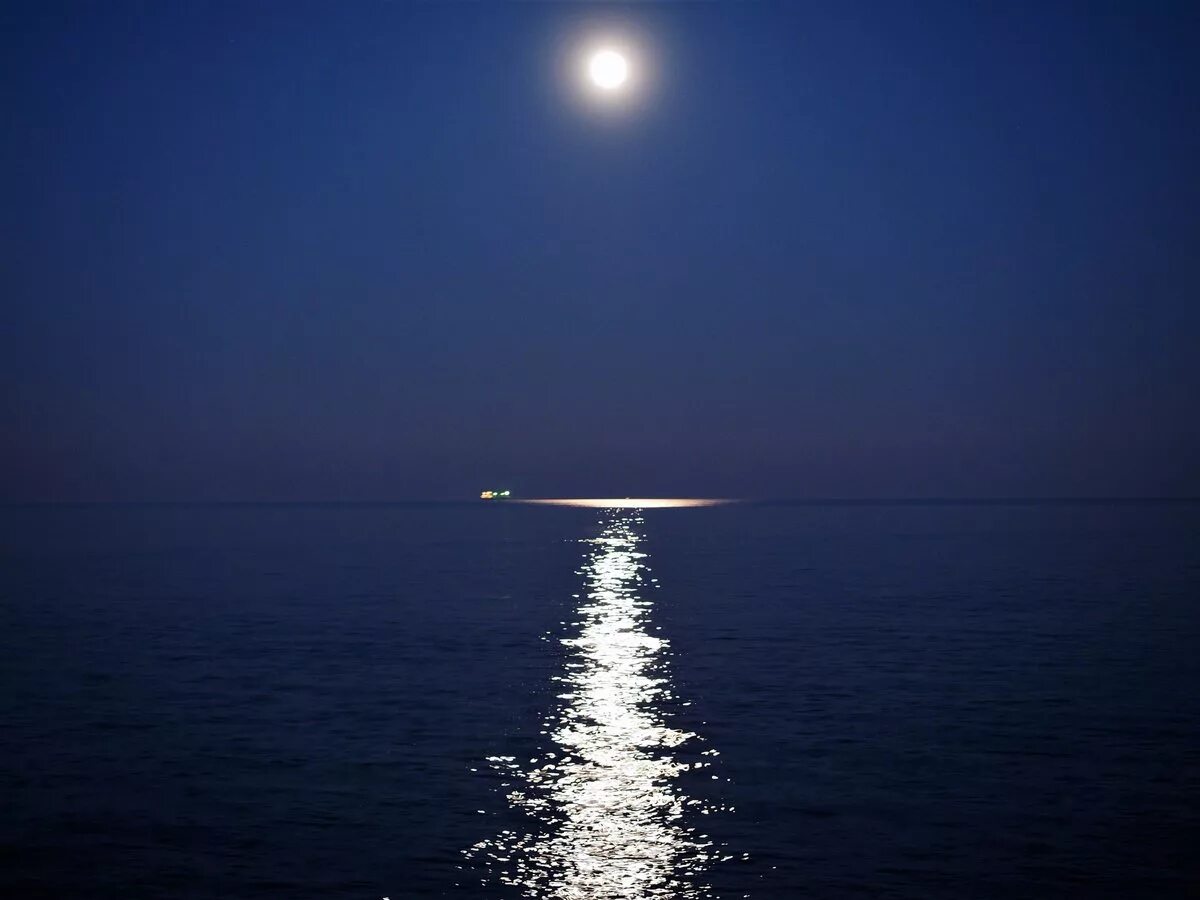 Свет луны свет волны. Ночное море. Лунная дорожка. Ночь в море. Лунная дорожка на море.