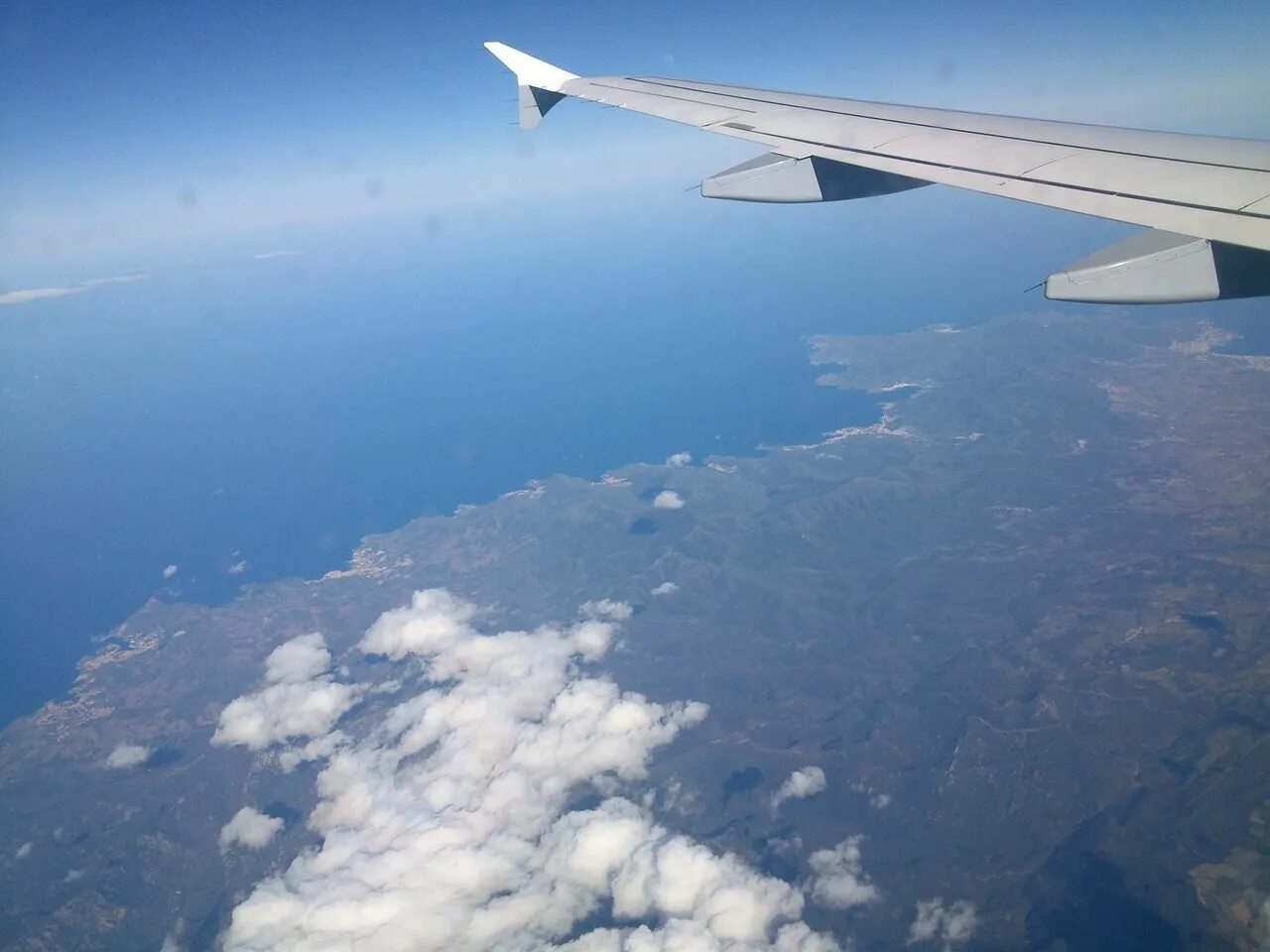 Самолет в небе. Самолет в небе. Иллюминаторы боинг 747. Flying view. Вид из иллюминатора.