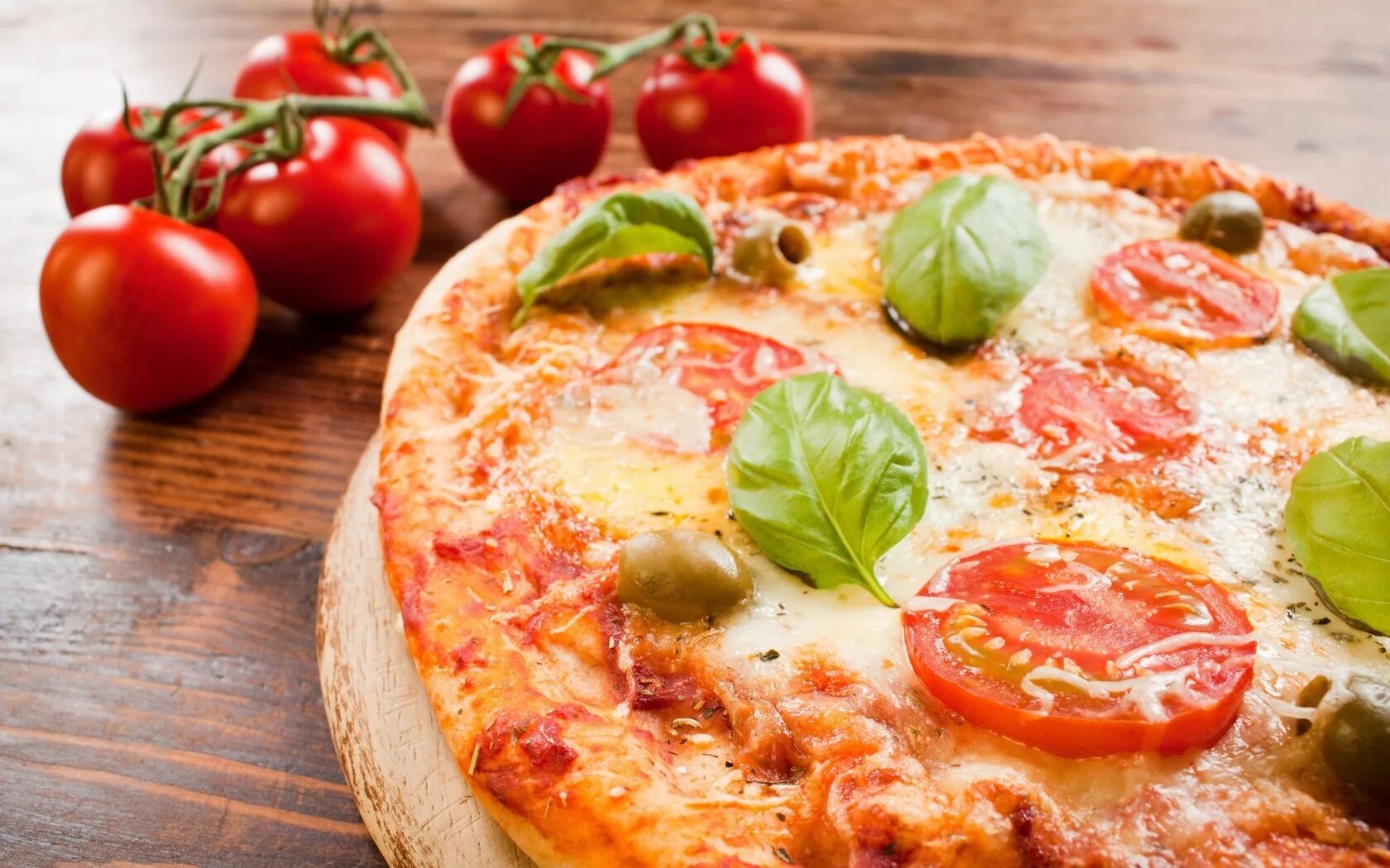 Пицца на слоеном тесте с колбасой. Пицца с колбасой и сыром. Домашняя пицца с майонезом. Пицца с колбасой и сыром и помидорами. Слойки с помидорами и сыром.