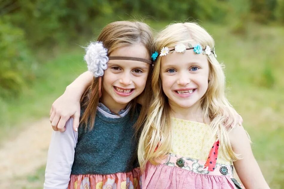 семейная фотосессия уфа. общее фото семьи. три девушки обнимаются. подружка семьи. две подруги с семьями.