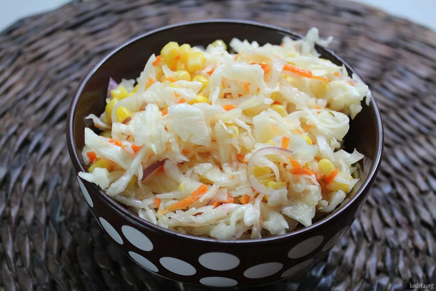Какой приготовить из свежей капустой. Салат капуста морковка кукуруза. салат из капусты и кукурузы. салат с белокочанной капустой. салат с квашеной капустой и кукурузой.