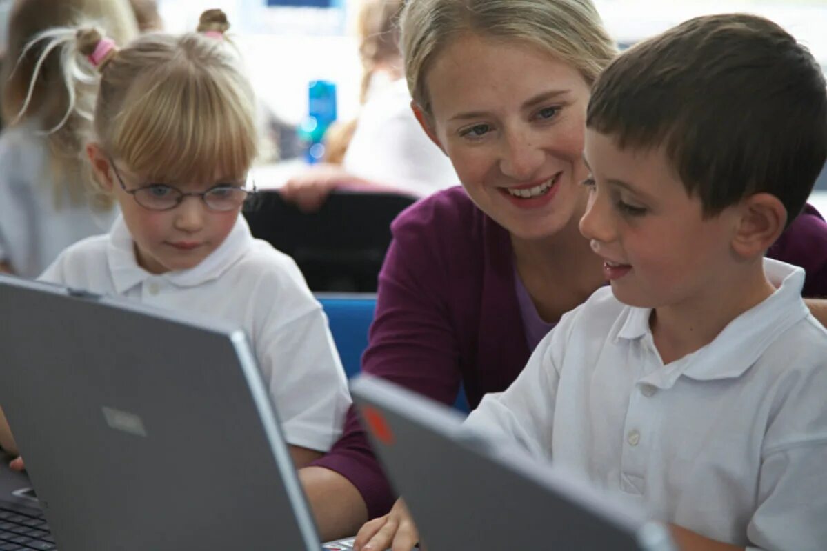 В течение 3 лет учитель. Ребенок за компьютером. Ученик с компьютером. Педагог и компьютер. Компьютер для школьника.