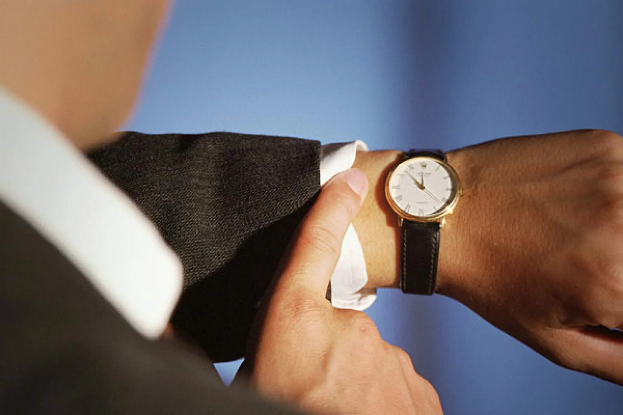 Который час смотрю на часы. Мужчина показывает на часы. Который час смотрю на часы. Который час смотрю на часы. Который час смотрю на часы.