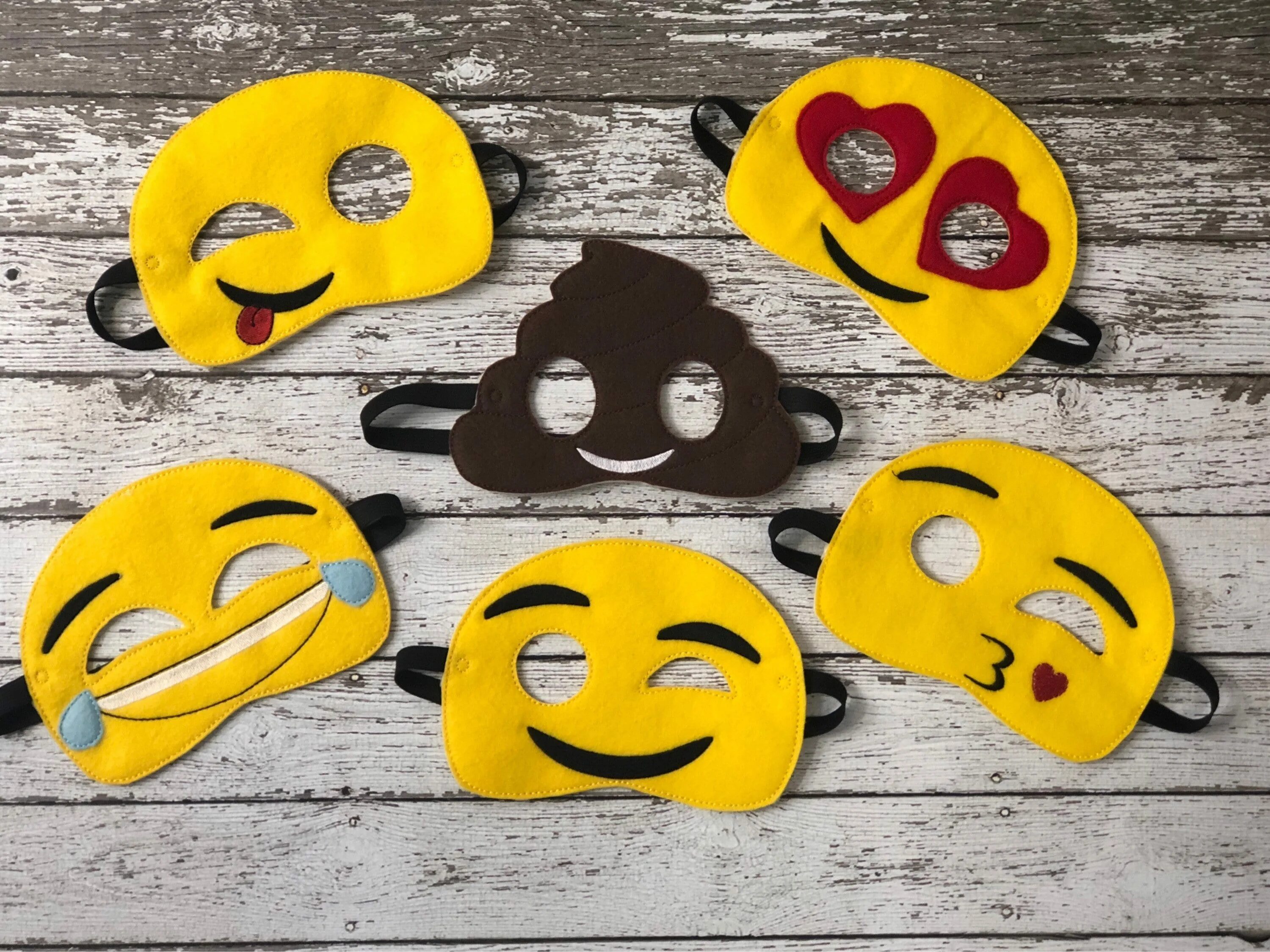 Смайл с маской на лице. Смайлик в маске. Смайлик театр. Маска смайлики над головой. Смайлик в маске.