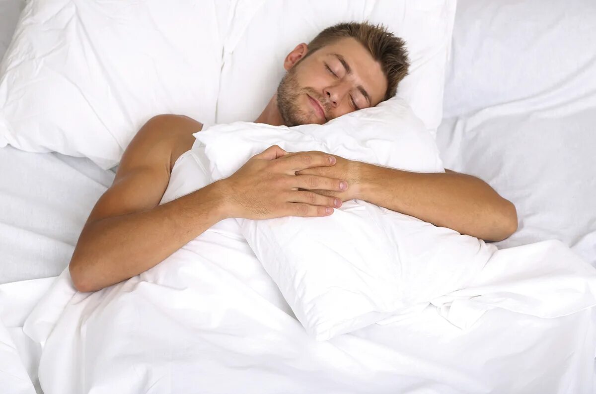 Обнимать спящего. Человек в кровати. Мужчина под одеялом. Мужчина в кровати под одеялом.