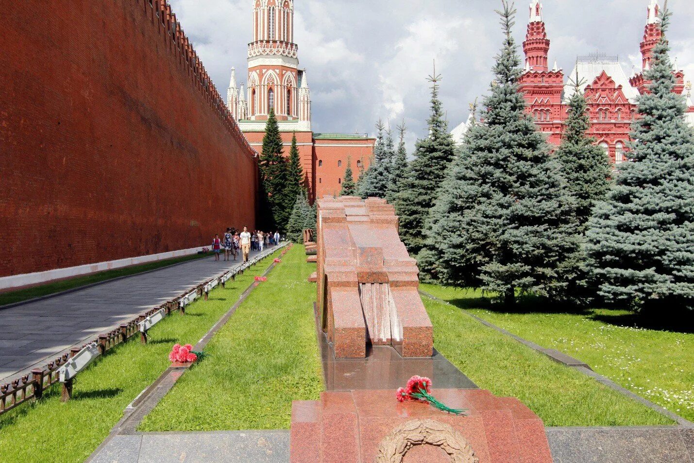 Некрополь у кремлёвской стены, Москва, красная площадь. Некрополь у кремлёвской стены красная площадь. Братские могилы у кремлевской стены на красной площади. Некрополь у Кремля могилы Москва.