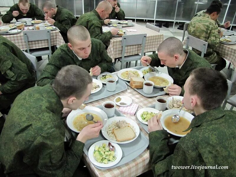 Солдаты живут читать. Столовая в армии. Солдаты столовая. Солдаты в столовой. Солдатская столовая.