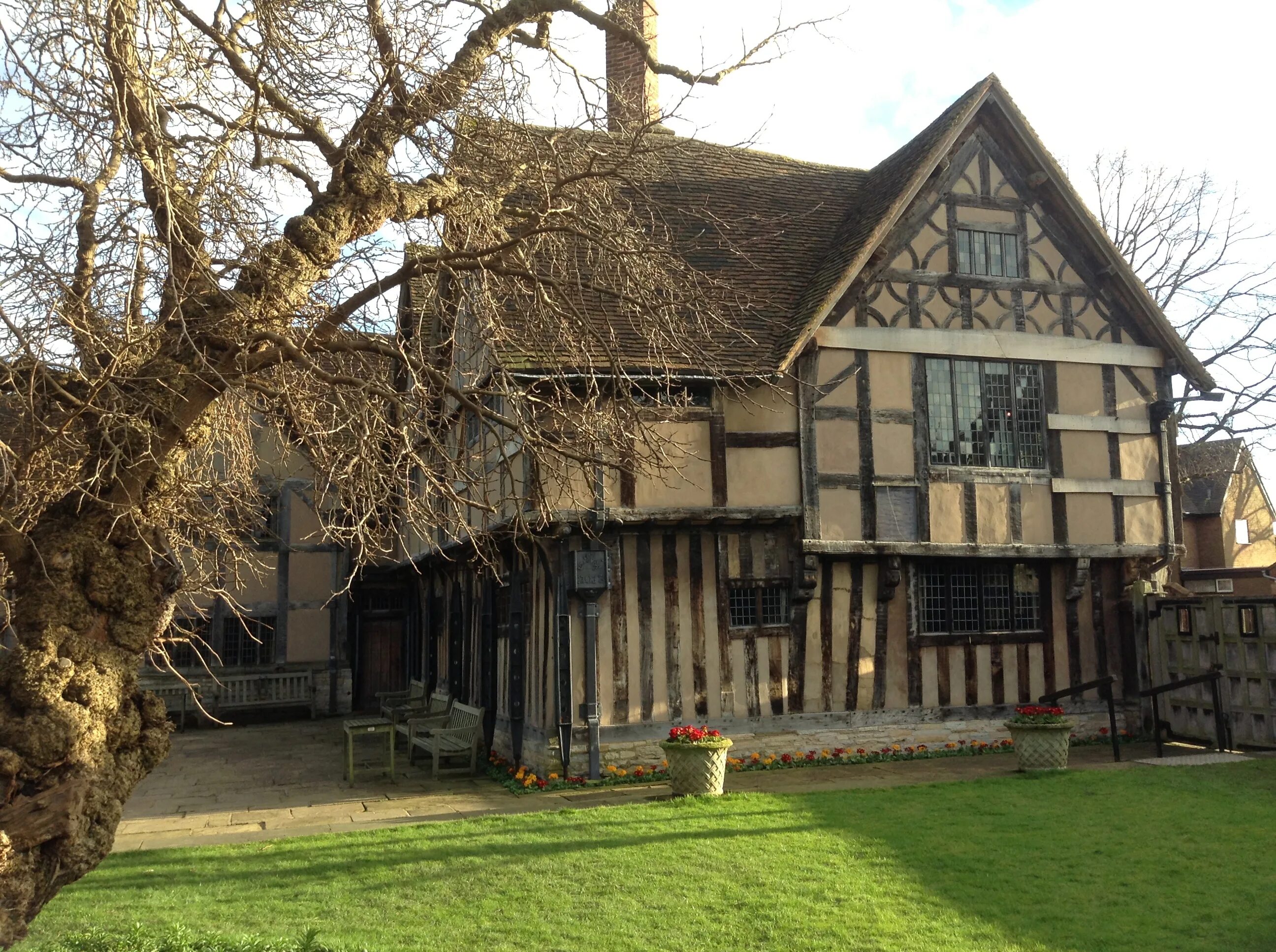 Stratford upon avon shakespeare. Дом-музей Шекспира. Дом Шекспира в Стратфорде. Стратфорд-апон-эйвон Шекспир. Дом-музей Шекспира Лондон.