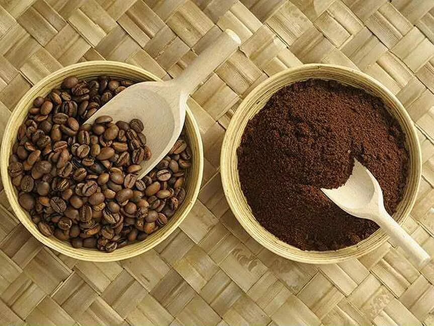 Сколько длится кофе. Кофе молотое. Кофе мелет зерна с. Кофе зерновой молотый. Молоть кофе.