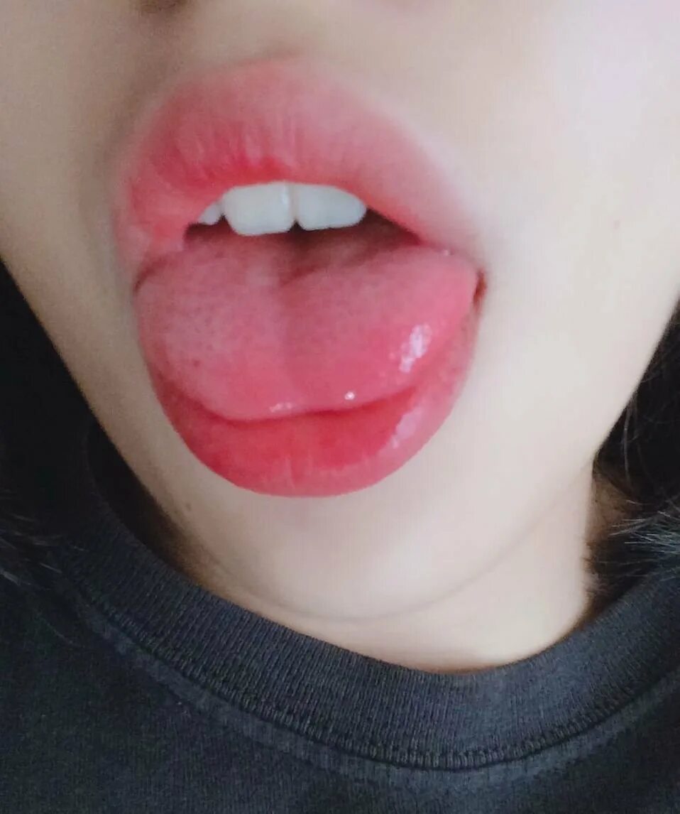 Кончик языка девушки