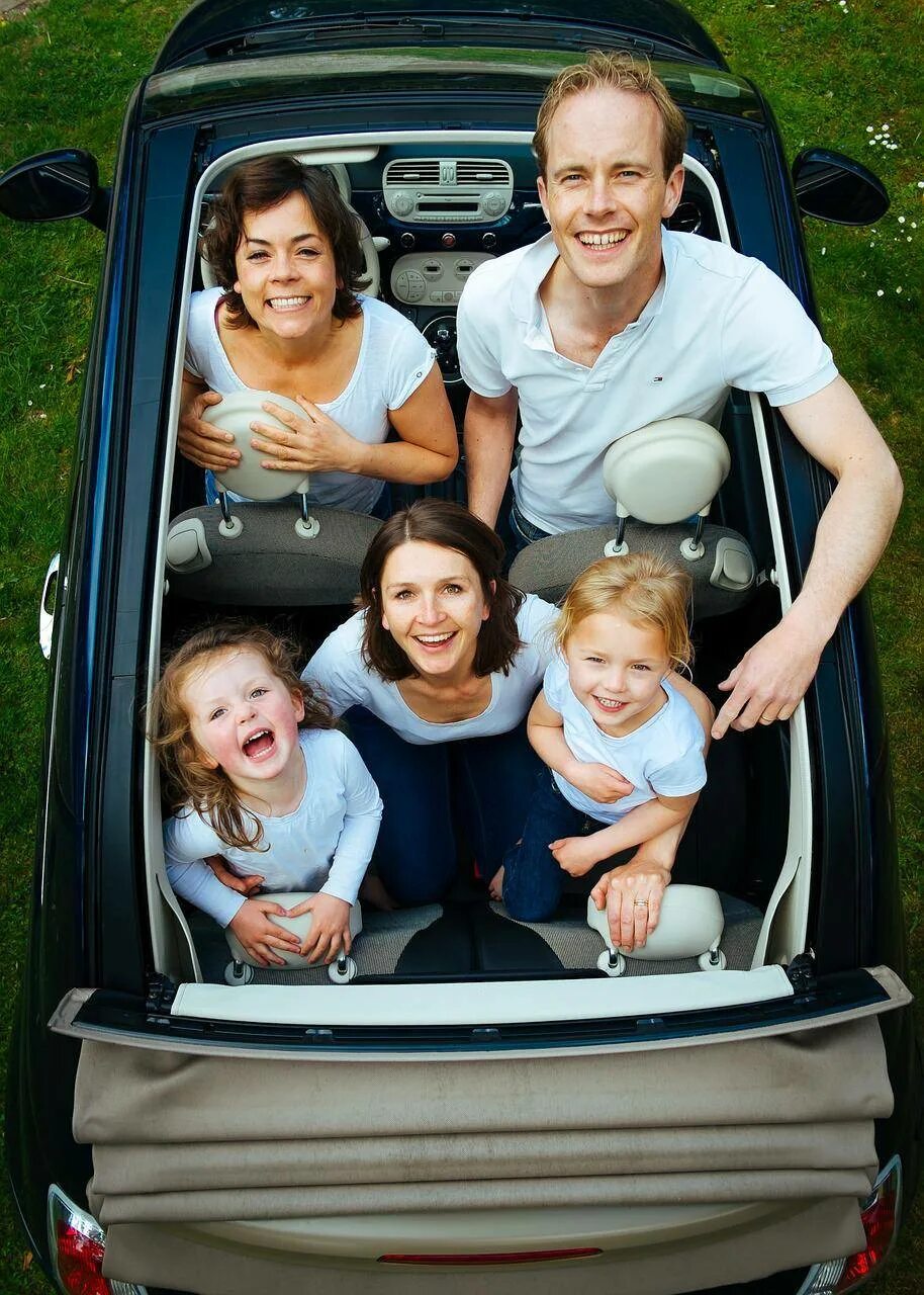Какие лучшие семейные автомобили. Семейный автомобиль. Семейная машина. Семейная ава. Семья в машине.