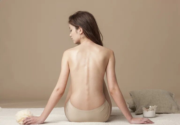 Здоровая кожа спины. Чистая спина. Ровная женская спина. Идеальная кожа спины.