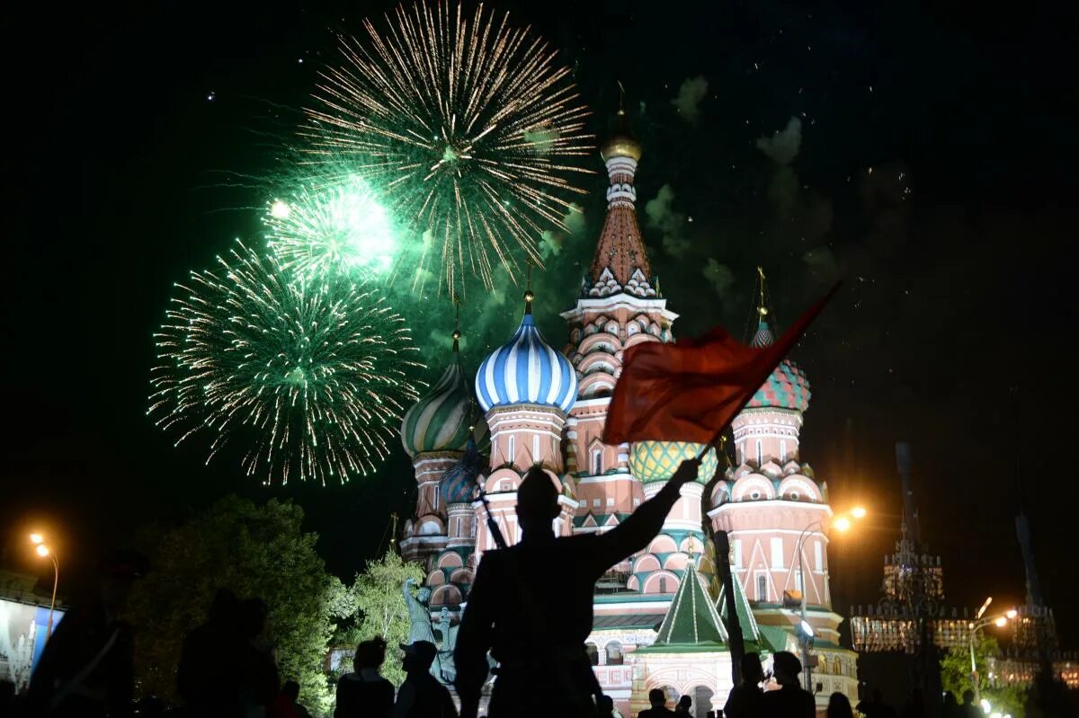 Салют 9 мая красная площадь Москва. Солет день победа 9 мой Москва. Москва салют парад Победы. Салют в честь 9 мая в Москве. 8 9 мая москва