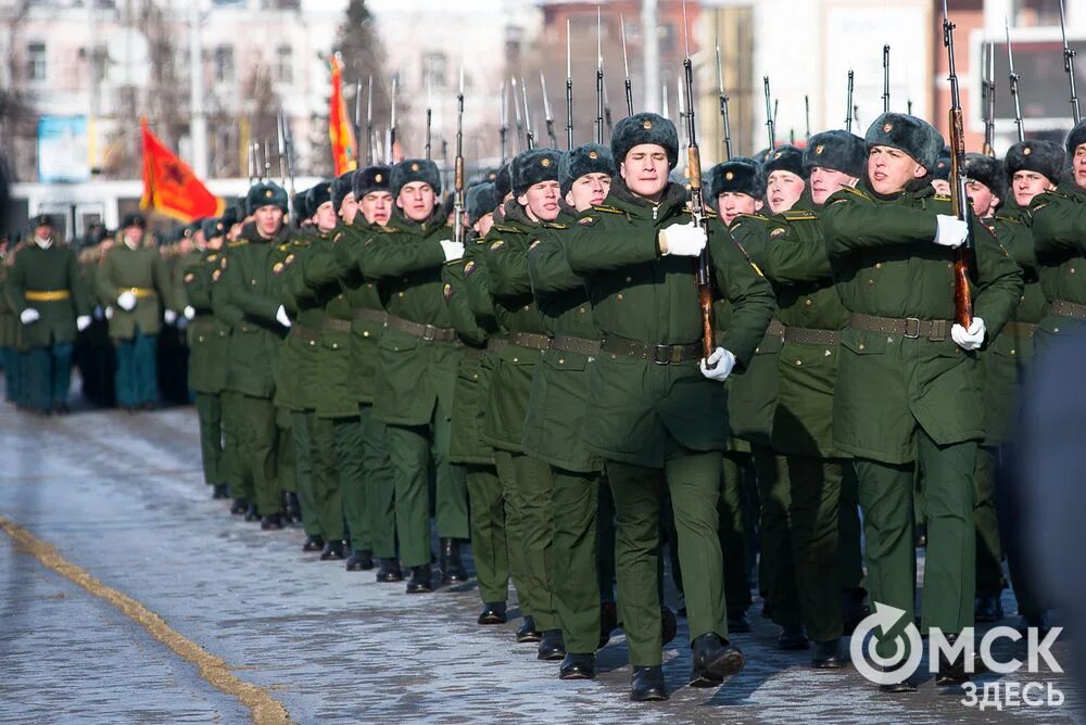 В честь праздника дня защитника. 23 Февраля парад. День защитника Отечества фото. Празднование 23 февраля картинки. Парад в честь 23 февраля.