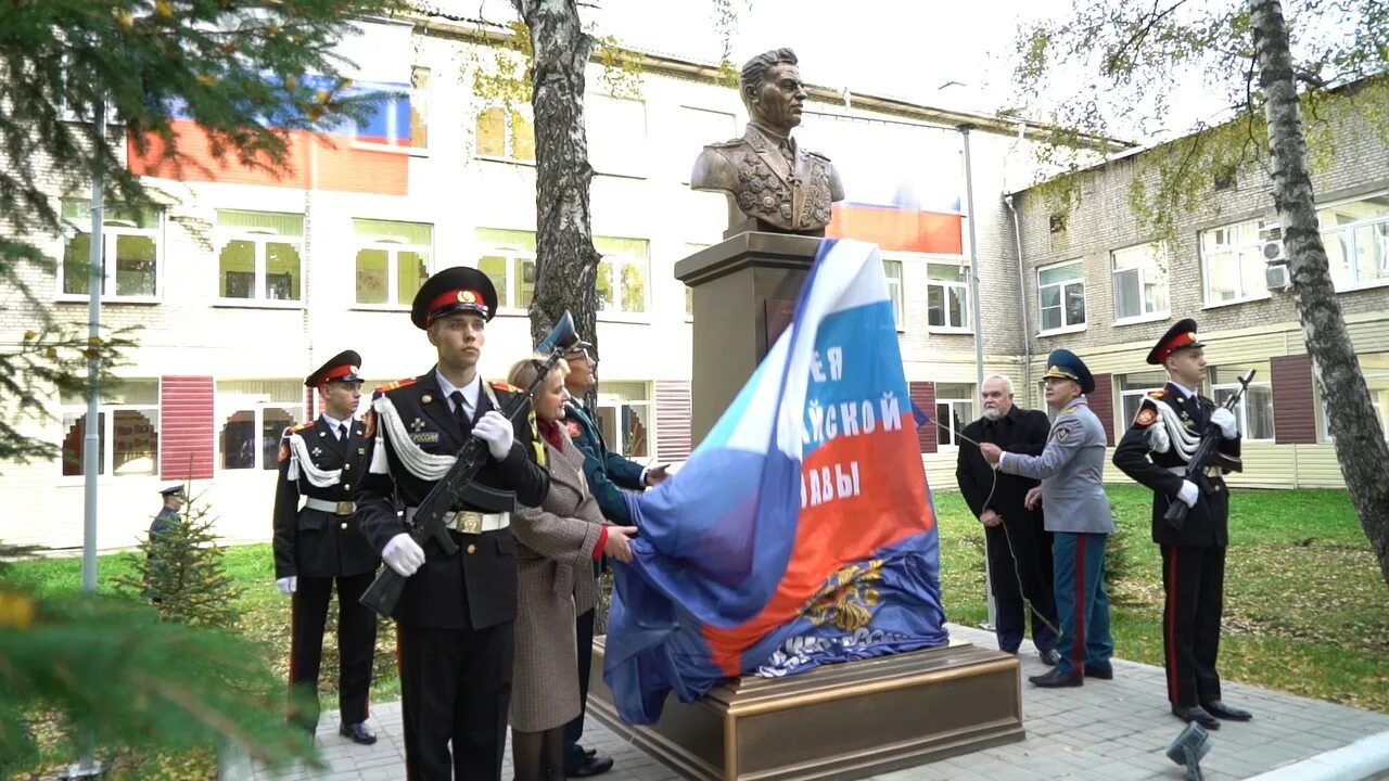 Кадетская школа Первомайский Щекино. Памятник Николаю Вилкову. (Герой советского Союза) в Иркутске. Бюст Чуйкову в Первомайской кадетской школе. Герои Щекинского района. Хлопки щекино