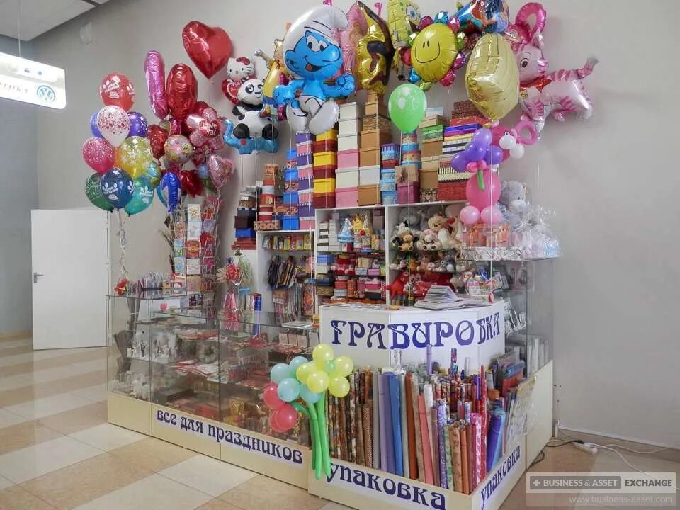 Оборудование для магазина шаров. Магазин подарков и воздушных шаров. Отдел товаров для праздника. Магазин шаров и подарков.