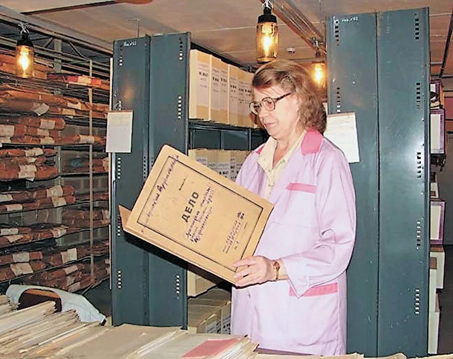 День работника архива. Архивист в архиве. Архивариус профессия. День архивов. Архивист профессия.