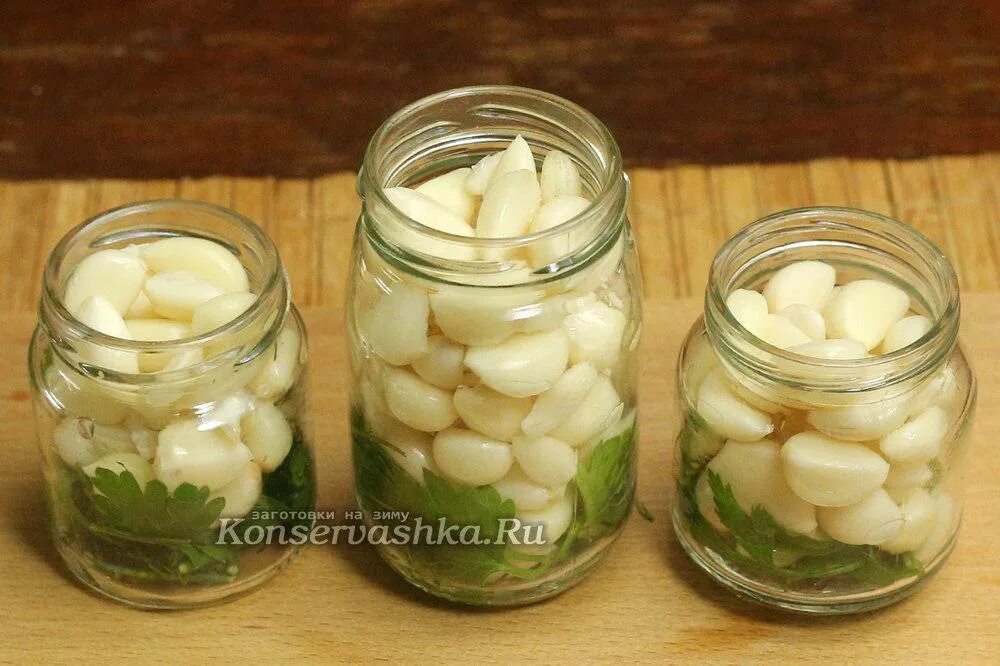 Маринованный чеснок зубчиками. Маринованный чеснок зубчиками. Чеснок маринованный зубчиками на зиму простой. Маринованный чеснок зубчиками на зиму. Консервированный чеснок.