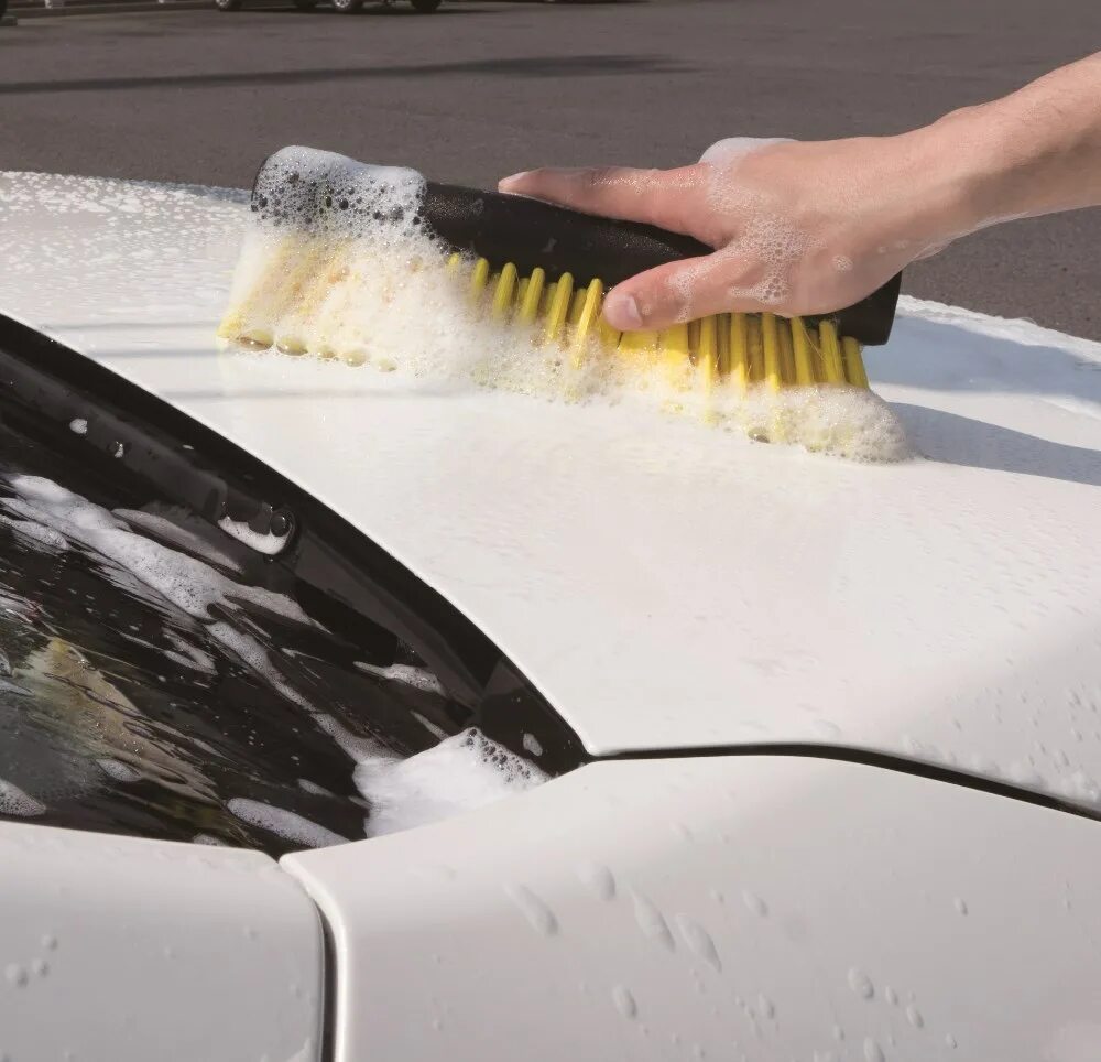 Мыть машину холодной водой. Щетка для мойки машины. Щетка мыть машину. Автоматические щетки которые сами моют машины. Идеально вымытая машина.