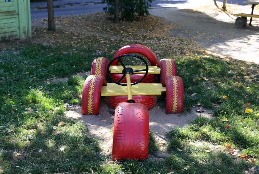 Старые шины для детской площадки. Колесо на детской площадке. Площадка из шин. Колеса на детской площадке. Машинка из колес для детской площадки.