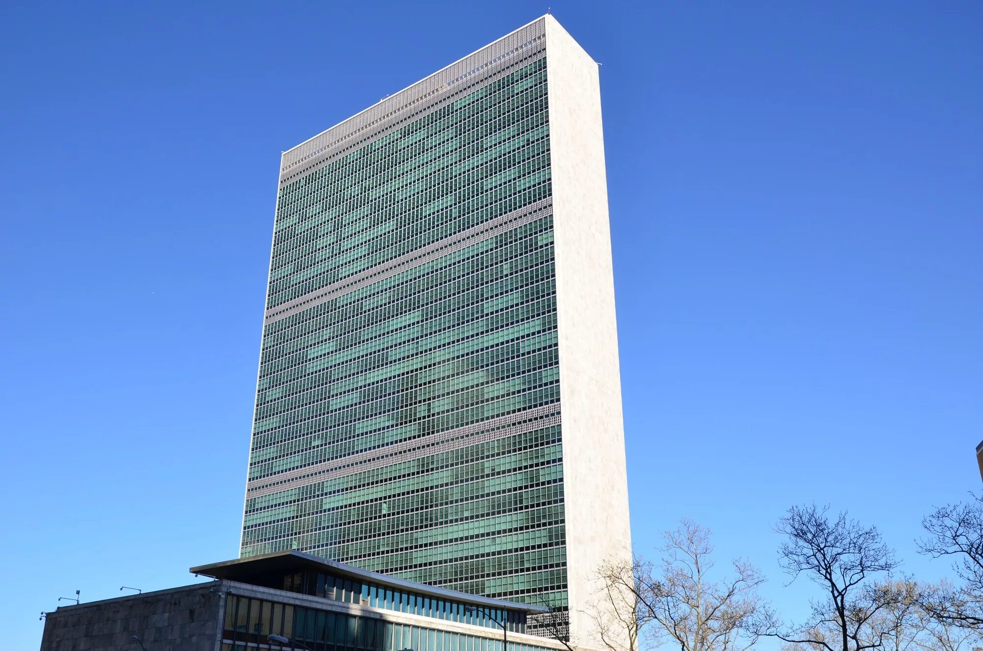 Город штаб оон. Штаб-квартира ООН В Нью-Йорке. Здание ООН В Нью-Йорке. Здание ООН В Нью-Йорке, арх. у. Гаррисон и Ле Корбюзье. Здание ООН В Нью-Йорке по проекту Ле Корбюзье.