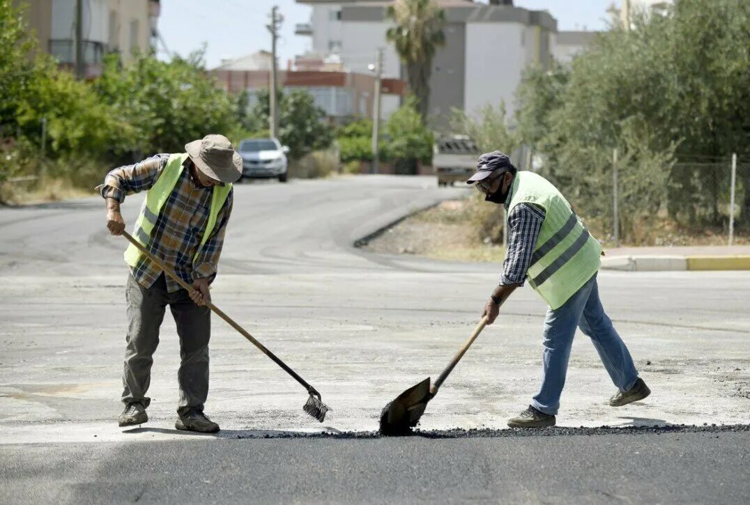 уборщик снега. уборка обочин в россии. уборка улиц. уборка улиц зимой. беспилотные городские уборщики.