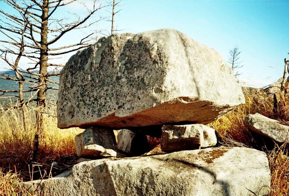 пидан гора дольмены. здесь на каменных вершинах. уральские горы конжаковский камень. скалы утёсы горы. камень волшебный на вершине горы.